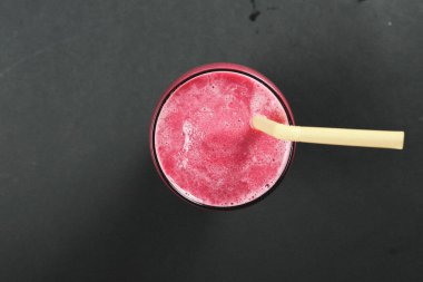 Lokantadaki masada alkol kokteyli.