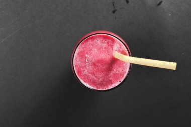 Lokantadaki masada alkol kokteyli.