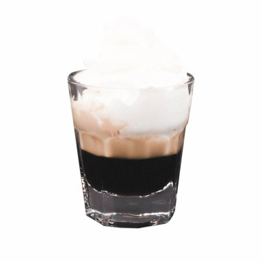 Lokantadaki masada alkol kokteyli.