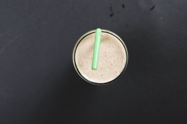 Lokantadaki masada alkol kokteyli.