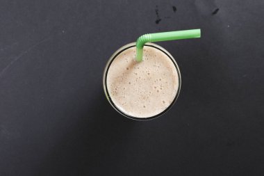 Lokantadaki masada alkol kokteyli.