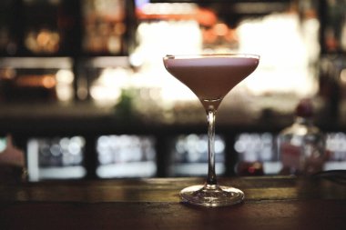 Lokantadaki masada alkol kokteyli.