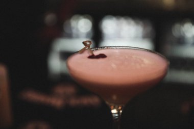 Lokantadaki masada alkol kokteyli.