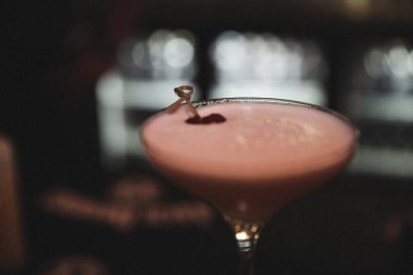 Lokantadaki masada alkol kokteyli.