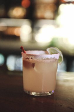 Lokantadaki masada alkol kokteyli.