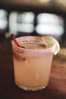 Lokantadaki masada alkol kokteyli.