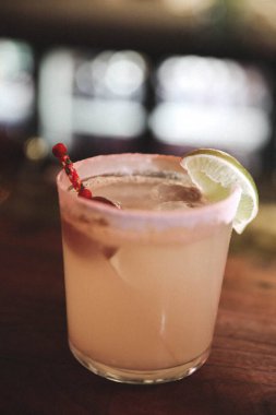 Lokantadaki masada alkol kokteyli.