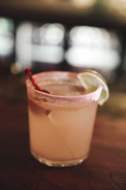 Lokantadaki masada alkol kokteyli.