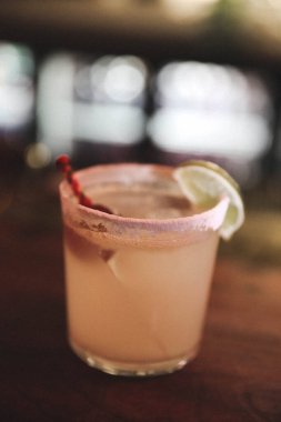 Lokantadaki masada alkol kokteyli.