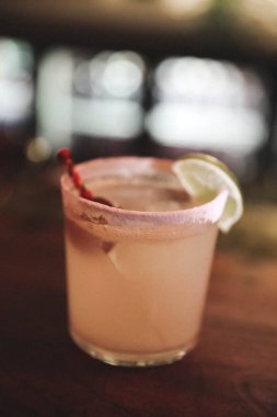 Lokantadaki masada alkol kokteyli.