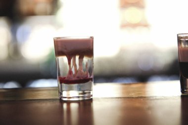 Lokantadaki masada alkol kokteyli.