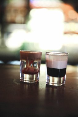 Lokantadaki masada alkol kokteyli.