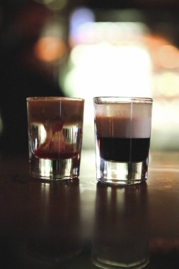 Lokantadaki masada alkol kokteyli.