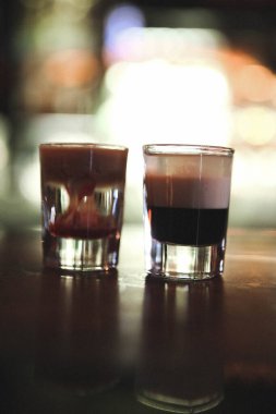 Lokantadaki masada alkol kokteyli.