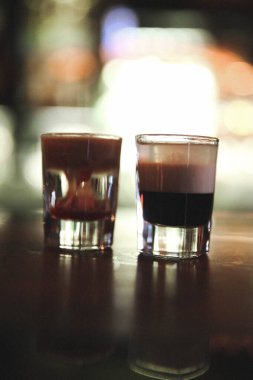 Lokantadaki masada alkol kokteyli.