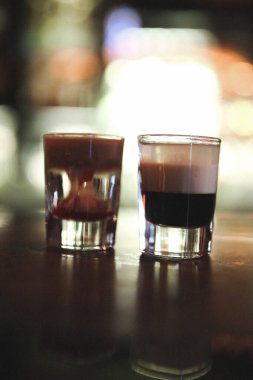 Lokantadaki masada alkol kokteyli.