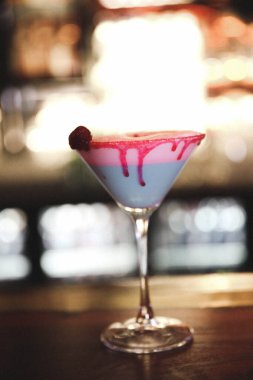 Lokantadaki masada alkol kokteyli.