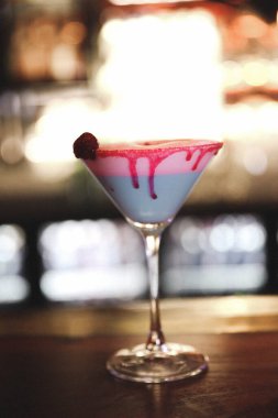 Lokantadaki masada alkol kokteyli.