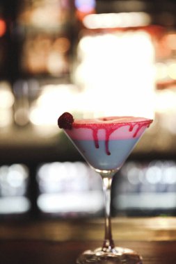 Lokantadaki masada alkol kokteyli.