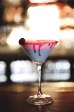 Lokantadaki masada alkol kokteyli.