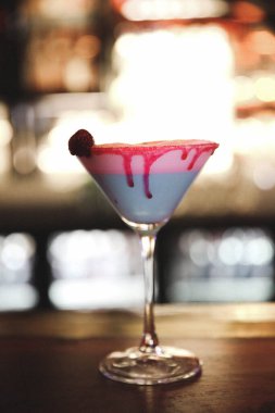 Lokantadaki masada alkol kokteyli.