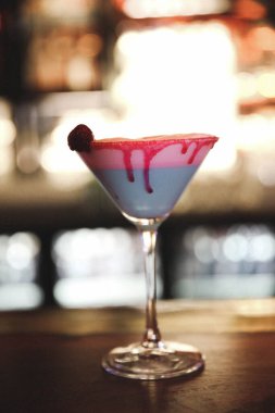 Lokantadaki masada alkol kokteyli.