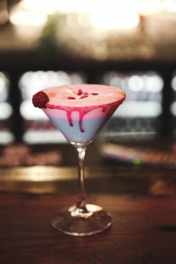 Lokantadaki masada alkol kokteyli.