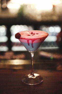 Lokantadaki masada alkol kokteyli.