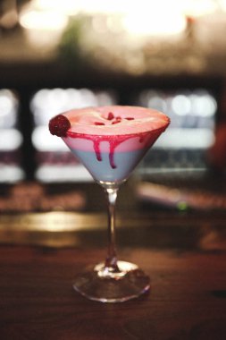 Lokantadaki masada alkol kokteyli.