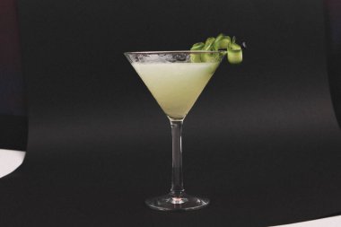 Lokantadaki masada alkol kokteyli.