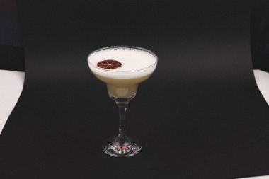 Lokantadaki masada alkol kokteyli.