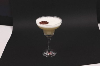 Lokantadaki masada alkol kokteyli.