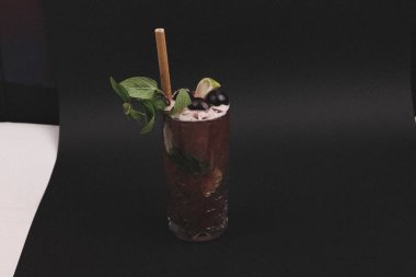 Lokantadaki masada alkol kokteyli.