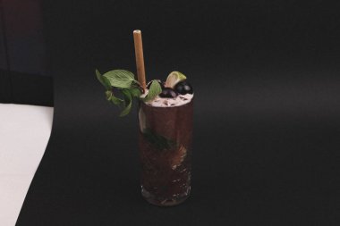 Lokantadaki masada alkol kokteyli.