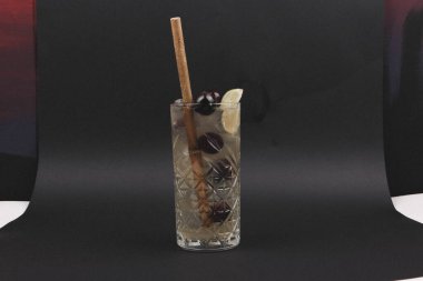 Lokantadaki masada alkol kokteyli.