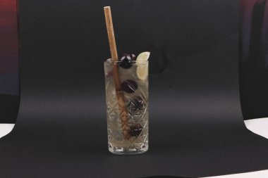 Lokantadaki masada alkol kokteyli.