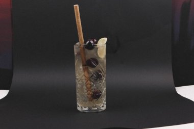 Lokantadaki masada alkol kokteyli.