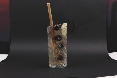 Lokantadaki masada alkol kokteyli.