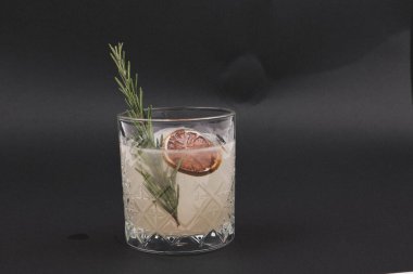 Lokantadaki masada alkol kokteyli.