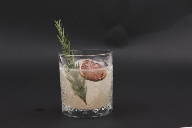 Lokantadaki masada alkol kokteyli.