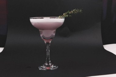 Lokantadaki masada alkol kokteyli.