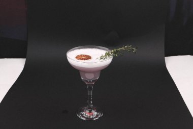 Lokantadaki masada alkol kokteyli.