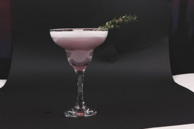 Lokantadaki masada alkol kokteyli.