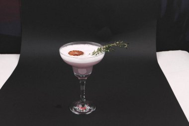 Lokantadaki masada alkol kokteyli.