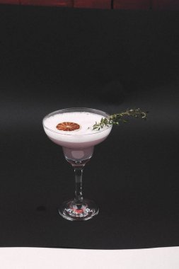 Lokantadaki masada alkol kokteyli.