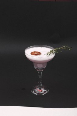 Lokantadaki masada alkol kokteyli.