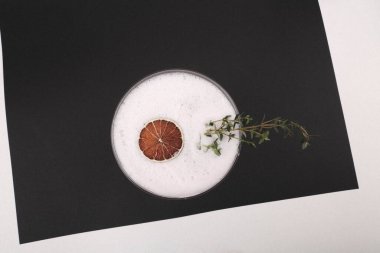 Lokantadaki masada alkol kokteyli.