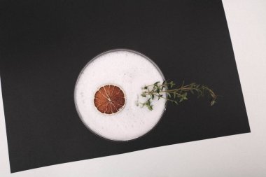 Lokantadaki masada alkol kokteyli.