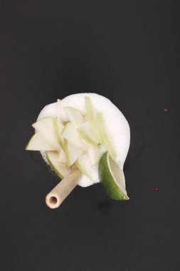 Lokantadaki masada alkol kokteyli.