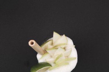 Lokantadaki masada alkol kokteyli.